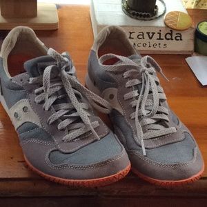 Women’s saucony sneakers 9.5
